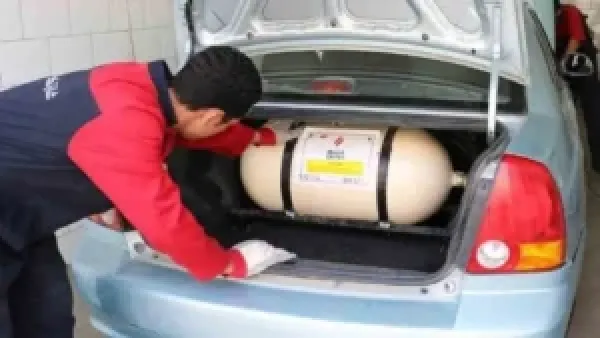 تحويل السيارات للعمل بالغاز الطبيعي يوفر توفيراً كبيراً في تكلفة الوقود