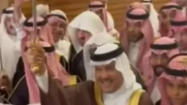 محمد عبده يحتفل بزفاف ابنه بدر بزفة السيوف التقليدية التي تعزز التراث السعودي