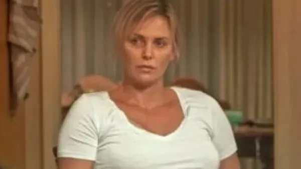 ثمن الدور السينمائي: شارليز ثيرون تروي معركتها مع الاكتئاب بعد زيادة وزنها.