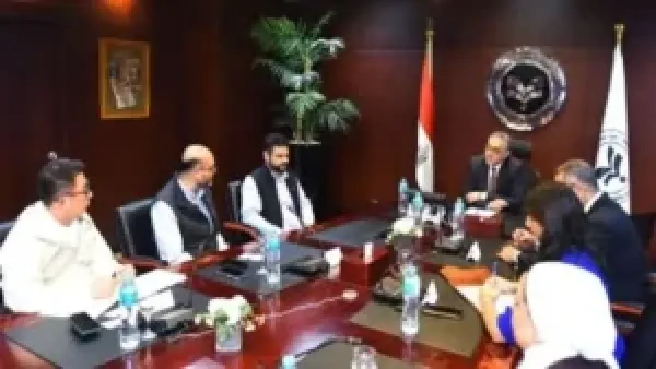 هيئة الاستثمار ومجموعة Fountain Set تناقشان إنشاء مجمع صناعي للغزل والنسيج لتعزيز القطاع الصناعي