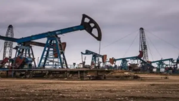 انخفاض أسعار النفط إلى 61 دولارًا يعيد تسليط الضوء على خطر فائض الإمدادات وأثره على سوق الطاقة العالمية