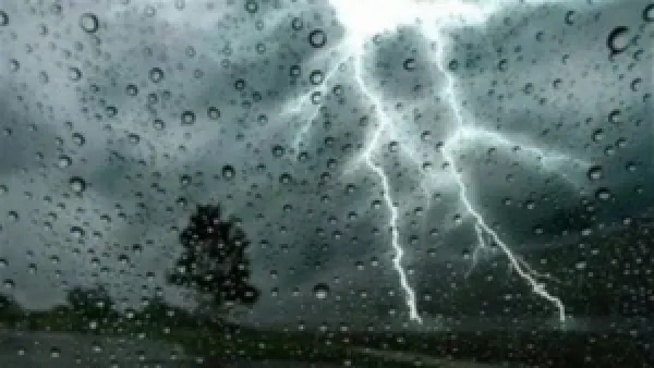 نصائح الكهرباء الأساسية لتجنب الصعق الكهربائي أثناء الأمطار: كيف تحافظ على سلامتك في الشوارع