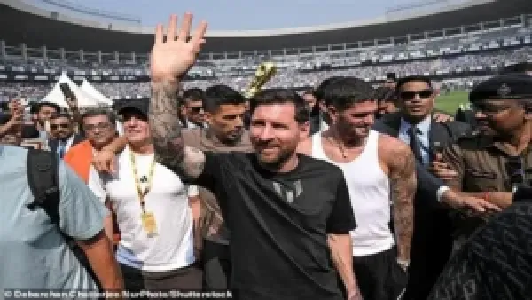 كارثة استقبال ميسي في الهند: اقتحام مشجعين غاضبين وتحطيم ملعب سولت ليك