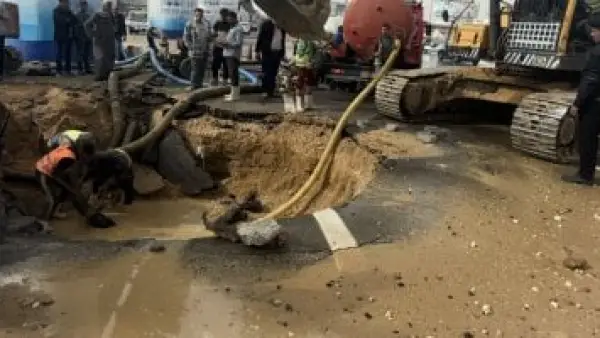 إصلاح خط الطرد.. جهاز القاهرة الجديدة يحفر لعلاج العطل بعد سحب المياه