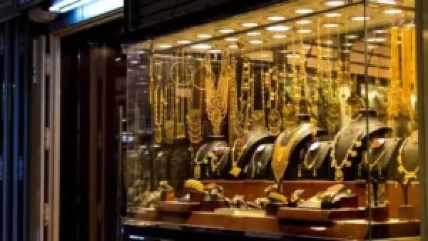 سعر الذهب في مصر يتراجع مؤقتًا للعيرتين 21 و24 وسط تقلبات السوق