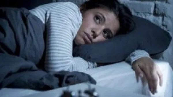 "الأرق المتناقض": حين ينام جسدك لساعات لكن عقلك يرفض أن يصدق ذلك