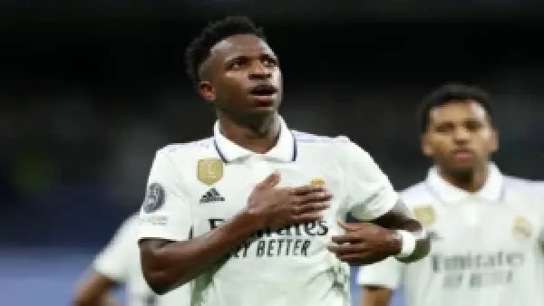 تشابي ألونسو ينفي وجود خلافات مع فينيسيوس جونيور قبل مباراة أولمبياكوس