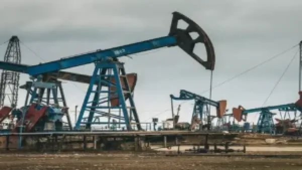 انخفاض أسعار النفط إلى أدنى مستوى منذ مايو يثير تحذيرات من فائض يهدد الاستقرار الاقتصادي