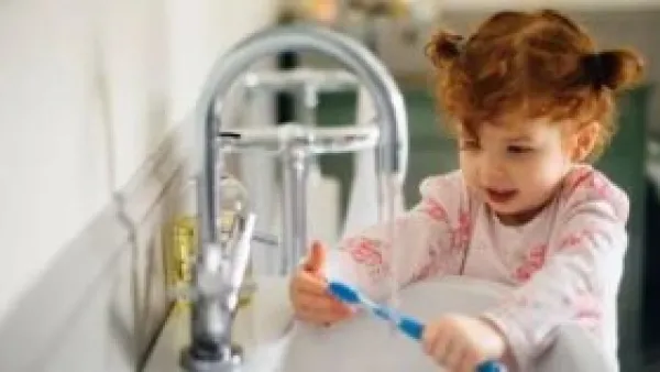 تحذير هيئة الغذاء والدواء الأمريكية: أقراص الفلورايد لا تحمي أسنان الأطفال بل قد تسبب لها ضررًا دائمًا.