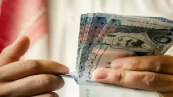 انهيار الريال السعودي إلى 140 ريال يمني خلال أيام بسبب تراجع أسعار النفط وتأثيره على الاقتصاد اليمني