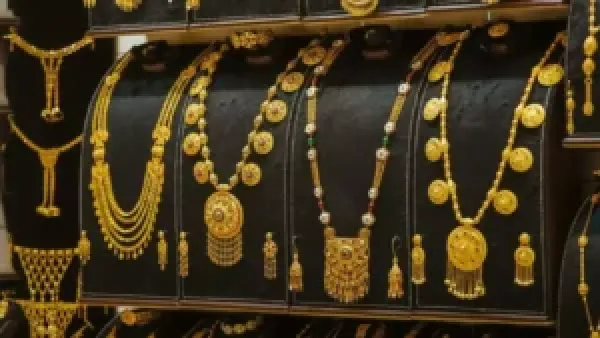 تباين حاد في أسعار الذهب باليمن بين صنعاء وعدن: الجرام ينخفض إلى 57 ريالًا في العاصمة مقابل 189 ريالًا في عدن