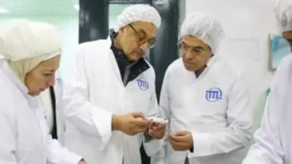 وزير قطاع الأعمال العام يعاين عمليات الإنتاج في شركة ممفيس للأدوية لتعزيز سير العمل