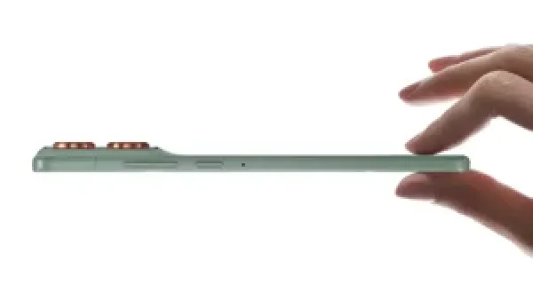 هاتف موتورولا النحيف X70 Air سينافس آيفون أير