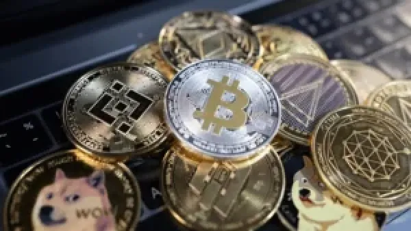 انهيار سوق العملات الرقمية بقيمة تريليون دولار يعيد التفكير في تأثير الدعم السياسي على استقرار القطاع