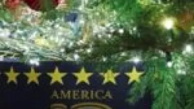 قائمة أسعار الكريسماس.. تكلفة شراء ملابس بابا نويل وزينة الاحتفالات في الأسواق المصرية