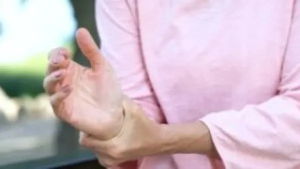 انخفاض الحرارة يفاقم آلام التهاب المفاصل.. آلية علمية بسيطة وخطوات عملية لتجنبها