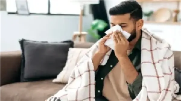 نوبة العطس المتكرر: متى تتحول وظيفة طبيعية إلى علامة تستدعي استشارة الطبيب؟