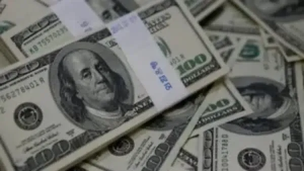 سعر الدولار يتجاوز 47.45 جنيه في البنك الأهلي المصري ويؤثر على سوق الصرف المحلي