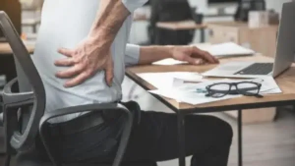 تمارين بسيطة أثناء الجلوس تحمي من الأمراض المزمنة بعد سن الـ60