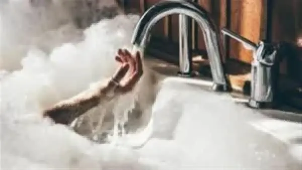 الاستحمام بالماء الساخن وتأثيره على البشرة: أخطاء شائعة تعرض صحتك وجمالك للخطر