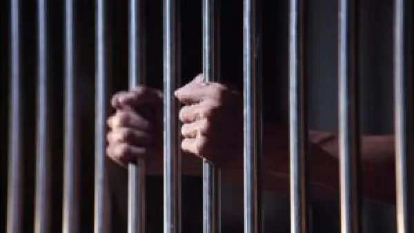 فتيات يلاحقن منتجًا بسيارتهن في الشيخ زايد.. والأخير يتهمهن بالاعتداء عليه