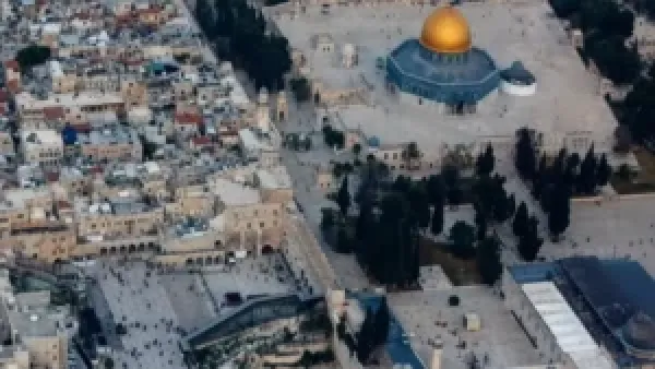 «حراس الأقصى» يبعدون المستوطنين 100 متر ويُثيرون تساؤلات حول السيطرة الإسرائيلية على الموقع