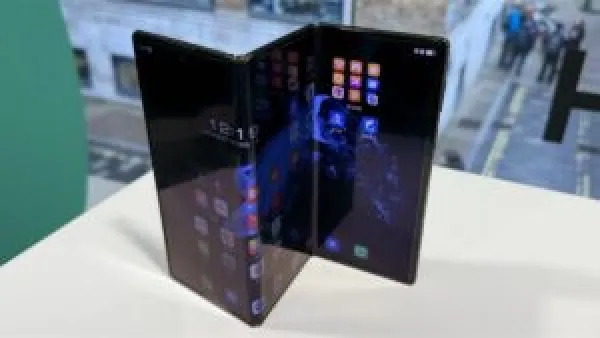 سامسونج تتجاوز الهواتف القابلة للطي المزدوجة بتصميم Galaxy Z TriFold الثلاثي.