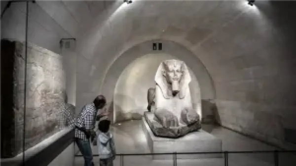 إتلاف 400 كتاب ووثيقة نادرة في متحف اللوفر بسبب تجاهل صيانة صمام مياه بمتحف المصريات