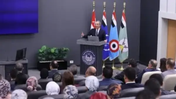 رؤية مصر الرقمية.. وزير الاتصالات يبحث تعزيز التعاون مع ملحقي الدفاع بالخارج