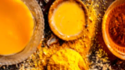 لو عايزة وشّك ينور فورًا… ماسك الكركم والعسل هيقلب بشرتك نضارة وصَفاء من أول استخدام!