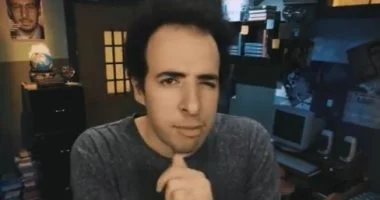 أحمد الغندور “الدحيح”: قصة اليوتيوبر الذي أعاد ملايين الشباب العرب إلى العلم