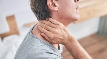 ألم الرقبة المفاجئ علامة الإصابة بالسكتة الدماغية التي يتجاهلها كثيرون