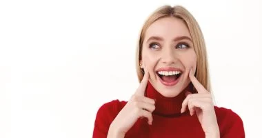 ابتسامة أكثر بياضًا: 5 طرق لتبييض الأسنان بمكونات طبيعية متوفرة في كل منزل