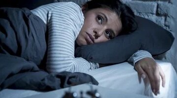 الأرق المتناقض حين ينام جسدك لساعات لكن عقلك يرفض أن