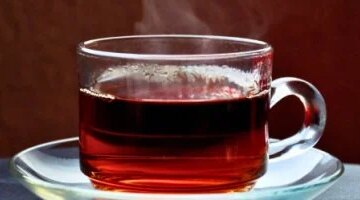 القهوة تمنحك ذروة طاقة سريعة لكن الشاي يمنع انهيار ما