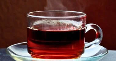 القهوة تمنحك ذروة طاقة سريعة.. لكن الشاي يمنع انهيار ما بعد الظهيرة