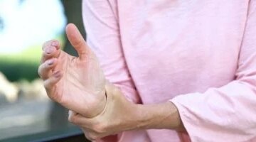 انخفاض الحرارة يفاقم آلام التهاب المفاصل آلية علمية بسيطة وخطوات