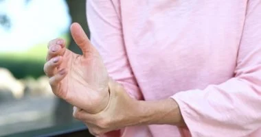 انخفاض الحرارة يفاقم آلام التهاب المفاصل.. آلية علمية بسيطة وخطوات عملية لتجنبها