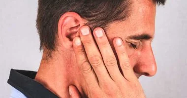 بعيدًا عن المضادات الحيوية.. 9 فيتامينات ومكملات لتسريع الشفاء من التهاب الأذن المؤلم.