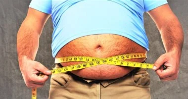 بقع داكنة وصدفية عنيدة.. علامات على جلدك قد يكون سببها السمنة