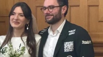 تكاليف الزفاف الباهظة تجبر عريسًا فرنسيًا على بيع مساحات إعلانية