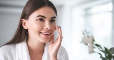 جفاف البشرة في الشتاء ليس حتميًا.. 3 أخطاء شائعة تمنع ترطيبها بفاعلية.