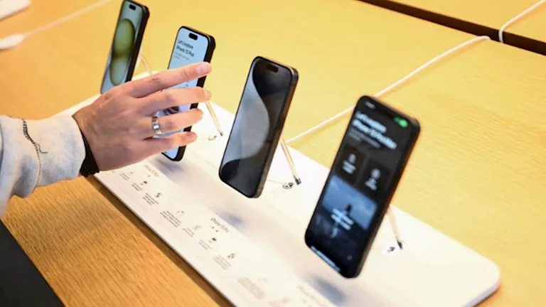 خطأ إداري يعيد فرض رسوم جمركية على الهواتف المحمولة ويهدد برفع أسعارها في الأسواق