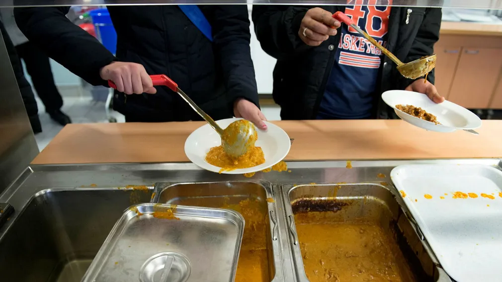 عقاب مصادرة الهاتف يتحول إلى اعتداء.. طالبة تلقي الشوربة في وجه مديرة مدرستها