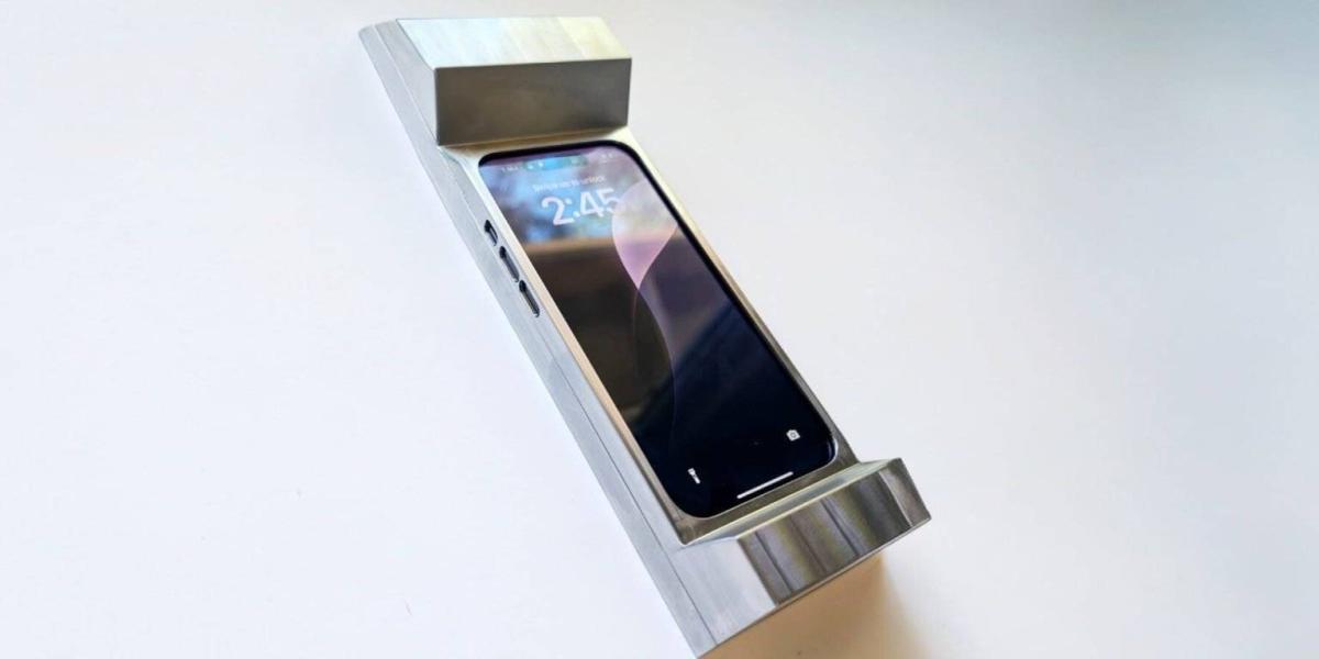 غطاء بوزن 2.7 كلغ يحوّل إدمان الهواتف إلى عبء جسدي حقيقي