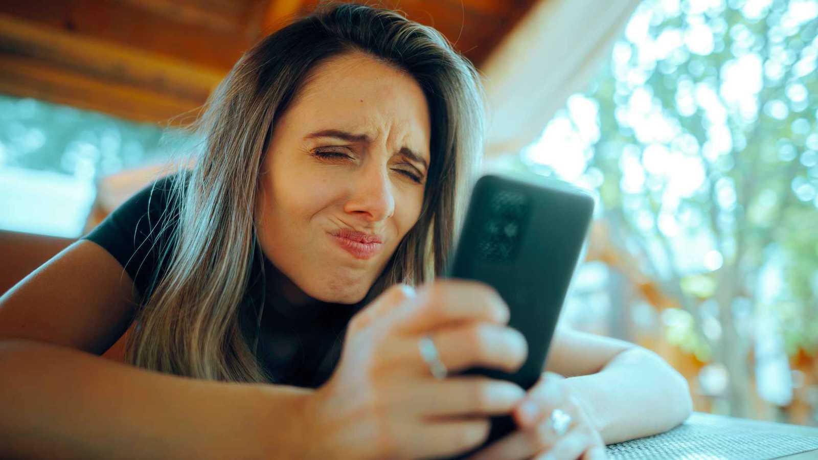 غطاء هاتف بوزن 2.7 كغم يحوّل إدمانك الرقمي إلى عبء جسدي ملموس.