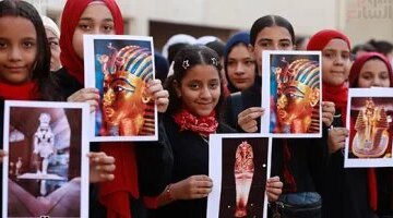 في مشهد يعبر آلاف السنين طالبات مصريات يستحضرن عظمة ملوك
