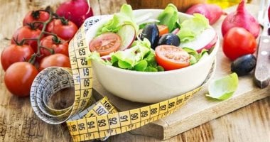 قبل اتباعها.. خبراء يحددون متى تتحول الأنظمة الغذائية الخالية من السكر والألبان إلى خيار ضار.