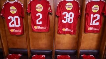 قمصان اللاعبين تصطف غرفة ملابس الأهلي في كامل الجاهزية قبل