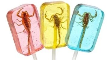 مصاصات بالعقارب وأكياس دم صالحة للأكل أغرب ما قد تجده